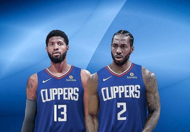 远在迈阿密心系罗马，托蒂和坎德拉用手机观看老东家焦点大战（托蒂、坎德拉身在迈阿密仍关注罗马，用手机追看老东家焦点战）