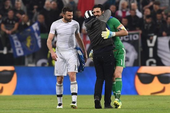 斯基拉：阿森纳正在关注铃木彩艳，有意在下个赛季引进他（斯基拉：阿森纳有意引进铃木彩艳，已将其列为下赛季目标）