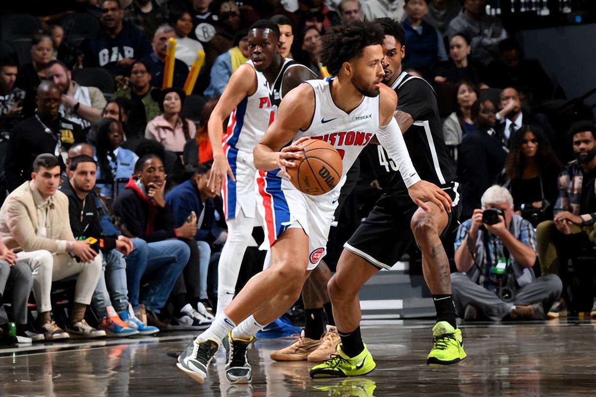 图片报：拜仁极端球迷团体故意燃放烟火以避开欧冠淘汰赛禁令（德媒图片报：拜仁激进球迷团为规避欧冠淘汰赛禁令故意燃放烟花）