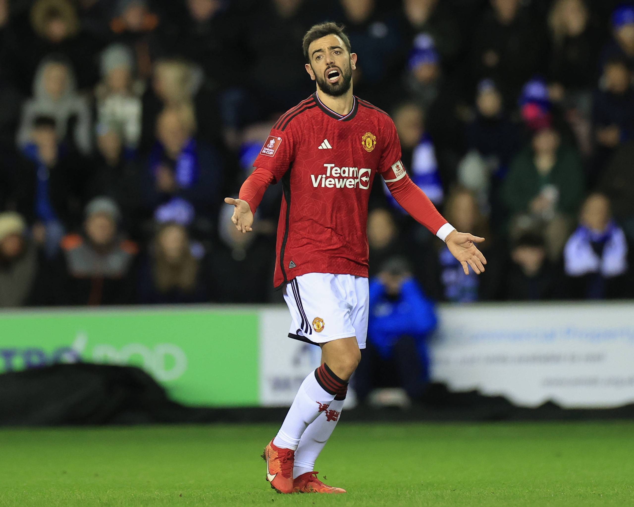 莱比锡6-0大胜法兰克福，迪奥曼德戴帽，鲍姆加特纳一射两传（莱比锡6-0横扫法兰克福，迪奥曼德上演帽子戏法，鲍姆加特纳一射两传）