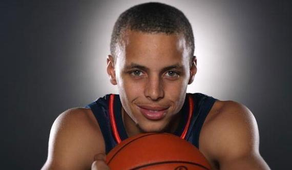 篮球场上的经典瞬间：韦德三分出手（篮球赛场经典一刻：韦德三分投篮）